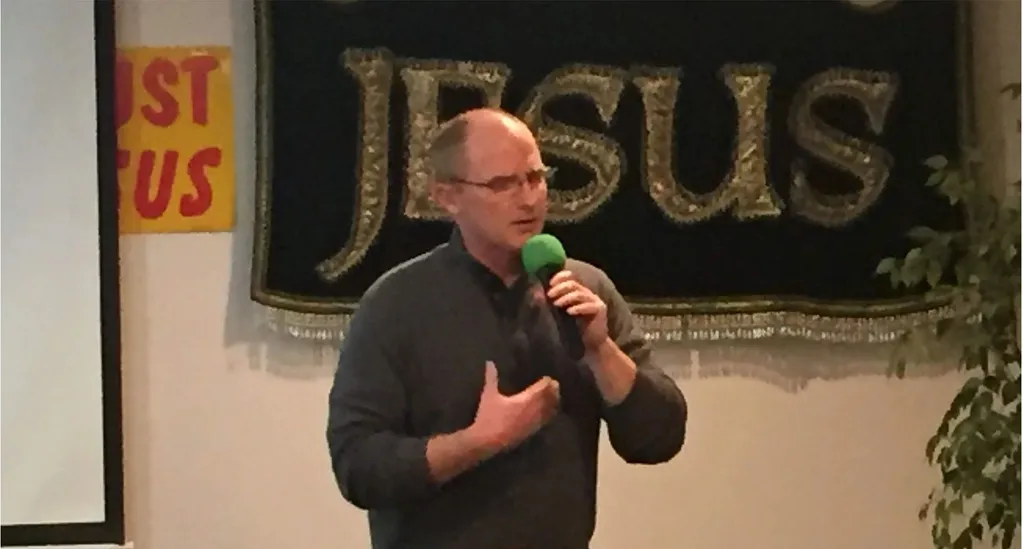 Pastor Ed Richardson preaching